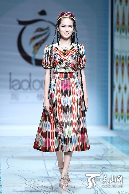 第一位走上T台的18岁新疆模特