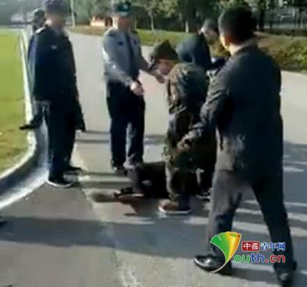 校方人士未按约定露面，坠亡女孩母亲试图进入校园询问，推搡中倒地。