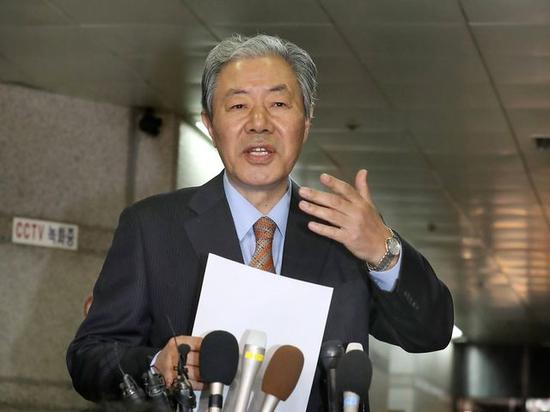 　　崔顺实律师李京在（音译）在新闻会上发表讲话。（新华/路透）