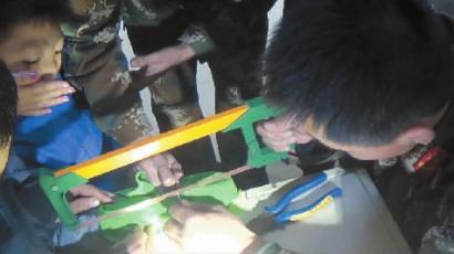 消防官兵用钢锯对手铐进行切割