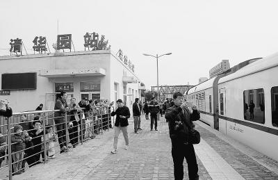 清华园火车站停止运营前，许多市民来到清华园火车站，跟车站建筑合影，请铁路员工在火车票上签字，把这座百年老站的遗韵珍藏起来。王希宝&nbsp;摄&nbsp;B149&nbsp;&nbsp;&nbsp;