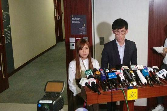 梁游二人见媒体 图片来自星岛日报