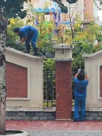 物业人员在围墙上加装铁丝网 刘先生供图