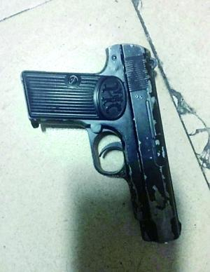 玩具枪外观酷似仿真枪。