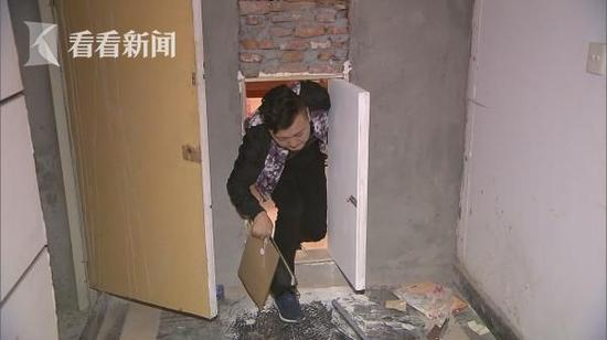 记者穿过
