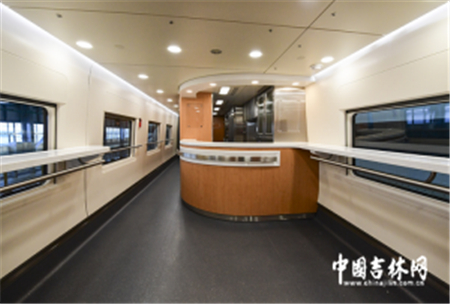 时尚明亮的餐车。