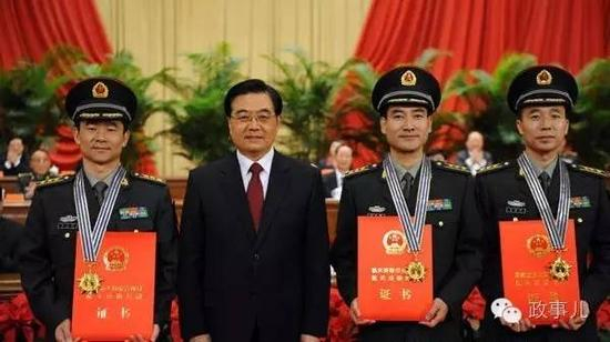 图：胡锦涛为翟志刚、刘伯明、景海鹏（右）颁发“航天功勋奖章”和证书。