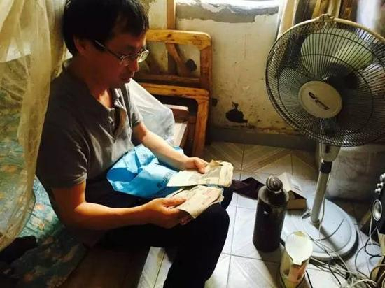 当年刊登了程茂峰寻母启事的报纸已经发黄。新京报记者张维 摄