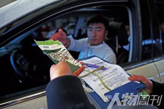 2016年10月3日，北京八达岭野生动物园的入口处，工作人员让自驾游客签署协议书