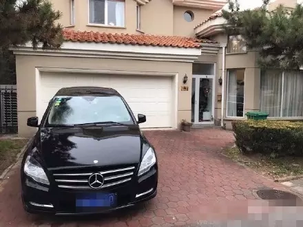 网曝抢占车位的奔驰车