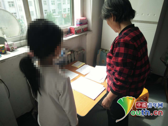 受害人及其母亲。中国青年网 吕玮 摄