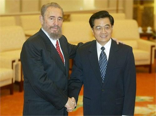2003年2月27日，在北京人民大会堂，古巴总统菲德尔·卡斯特罗会见时任中国国家副主席胡锦涛。