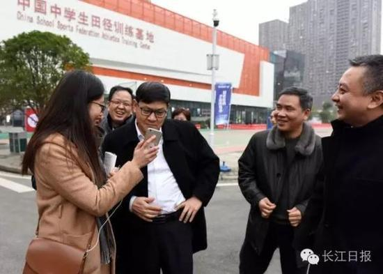 长江日报记者与李晓红分享往年合影。