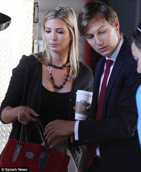 2010年10月25日，伊万卡和丈夫库什纳在美剧《绯闻女孩》第四季第六集中饰演他们自己。图为两人在片场。