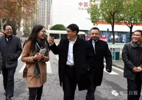 长江日报记者与李晓红。