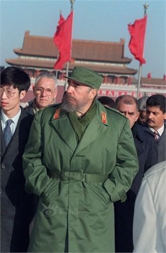 1995年12月2日，菲德尔·卡斯特罗穿过北京天安门广场，身后是天安门城楼。这是卡斯特罗首次访华。