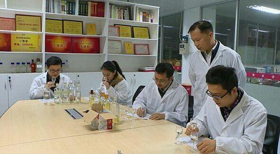 　　童国强和他所带领的团队在进行技术研讨。湖北省总工会 供图