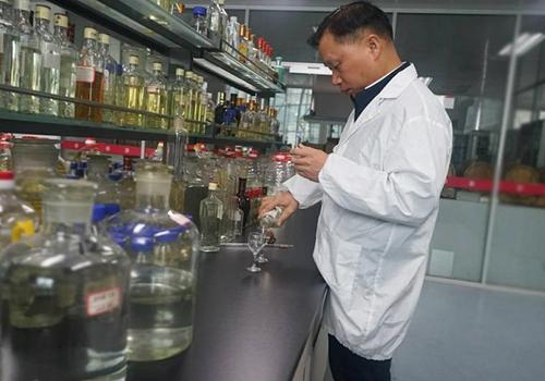 　　童国强在酒体设计实验室专心调酒。中国网信网 马頔 摄