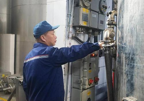 　　童国强在勾兑车间检查设备。中国网信网 马頔 摄