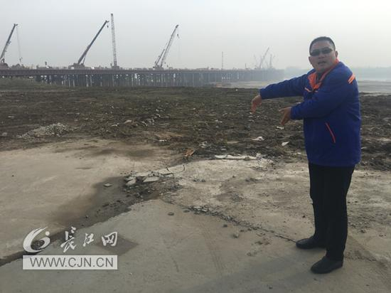 藕长洪介绍修建青山长江大桥时要先修建的栈桥 李赢摄