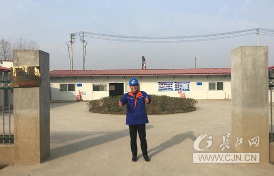 藕长洪站在武汉大桥局七公司工地试验室门口合影 李赢摄