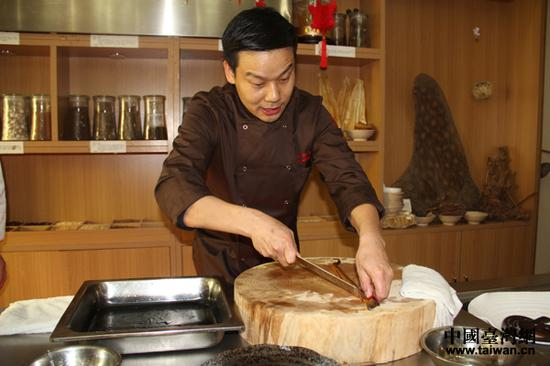 　　鄂菜大师邹志平展示“快速大刀宰杀活鳝鱼爆鳝花”的绝活。（中国台湾网 王怡然 摄）