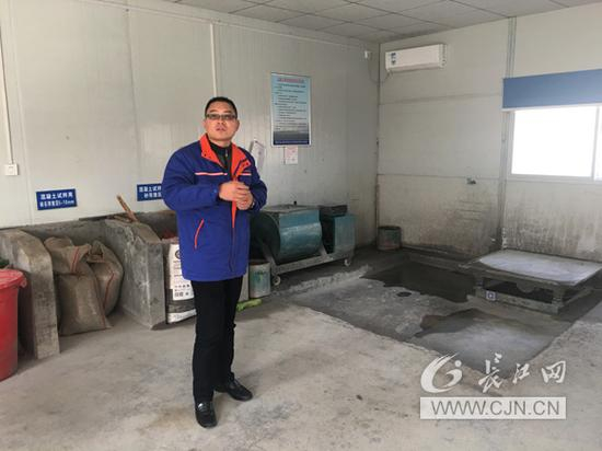 藕长洪在工地工作室介绍如何做混凝土检测 李赢摄