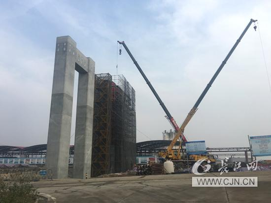 正在修建的青山长江大桥 李赢摄