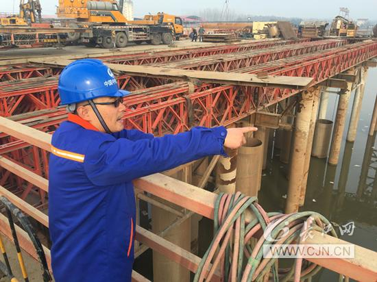 藕长洪介绍正在修建的青山长江大桥 李赢摄
