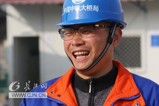 对于未来藕长洪说我要微笑面对，做好工作陪好妻儿 李赢摄