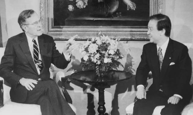 1990年9月，时任日本首相海部俊树（右）与时任美国总统乔治·H·W·布什（左），图片来源：nippon.com