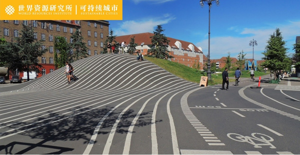 一段自行车快速走廊（super-highway）穿过社区活动场。