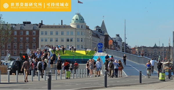 连接港口两岸的Inderhavnsbroen桥，只供行人和自行车使用，既是捷径，也是公共艺术。