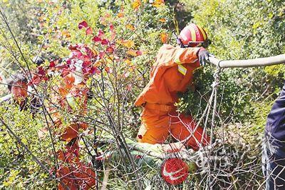 消防官兵和当地村民披荆斩棘护送白静波遗体下山