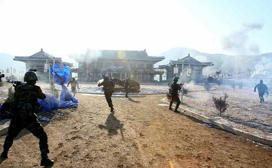 朝鲜军进入青瓦台的模型建筑中，之后炮兵们对模型建筑进行炮火打击。 东方IC 图