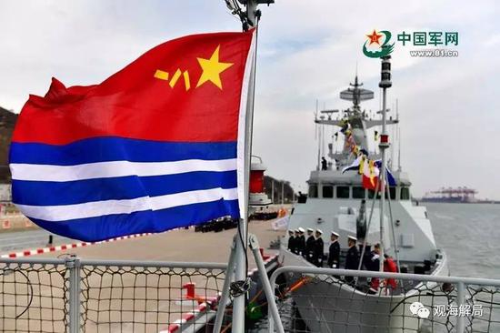 两艘兄弟舰旗帜迎风飘扬