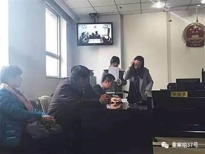 ▲今年11月12日，遇难飞行员赵新宇家属参加庭审，向涉坠机事件的被告公司索赔。 新京报记者王巍摄