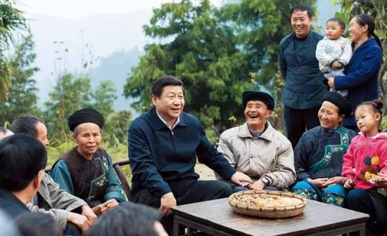 2013年11月3日，习近平在十八洞村同村干部和村民座谈