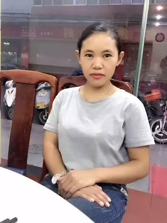 钱仁风喜欢鲜亮的颜色，却坚持认为自己只适合黑白灰的装束。