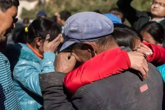 2015年12月22日，终于回到家的钱仁风抱住父亲声嘶力竭地哭，村民也跟着哭。CFP供图