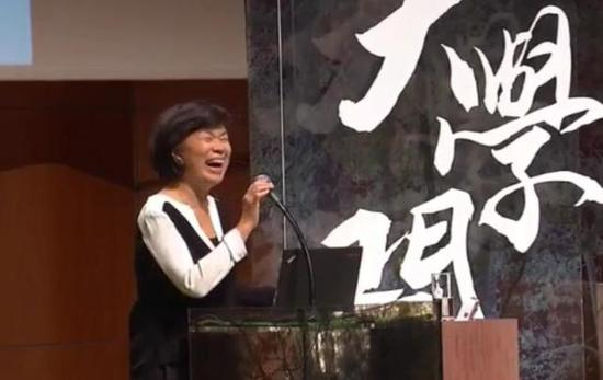 观察者网查询发现，提问的这位是香港浸会大学副校长周伟立，他的右手边是香港浸会大学校长钱大康。