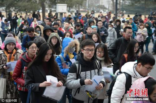 图为北京，2017年全国硕士研究生招生考试开考。 图片来源：视觉中国