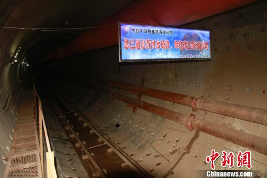 兰州轨道交通1号线一期工程西起兰州市西固区陈官营，东至城关区东岗镇，线路长约26公里，全部为地下线。兰州市轨道交通公司供