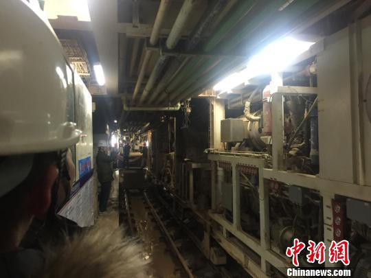 　　12月27日，兰州轨道交通1号线一期工程深安大桥南至兰州城市学院（省科技馆）盾构下穿黄河区间右线隧道在“金城4号”盾构机历经6个月的施工后，顺利抵达黄河北岸中间风井。　李亚龙　摄