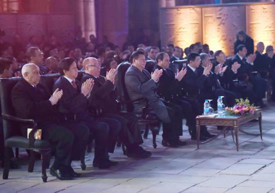 　　1月21日，国家主席习近平和埃及总统塞西在古老的卢克索神庙广场共同出席中埃建交60周年庆祝活动暨2016中埃文化年开幕式。（新华社记者张铎摄）