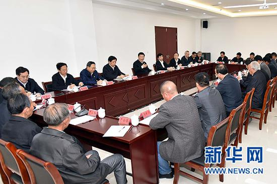 　　4月25日，中共中央总书记、国家主席、中央军委主席习近平在安徽凤阳县小岗村主持召开农村改革座谈会并发表重要讲话。 新华社记者 李涛 摄