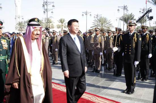 　　当地时间1月19日，国家主席习近平在利雅得同沙特阿拉伯国王萨勒曼举行会谈。会谈前，习近平出席萨勒曼国王在王宫办公厅广场举行的隆重欢迎仪式。（新华社记者鞠鹏摄）
