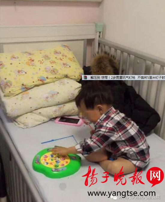 手术结束后，阳阳转危为安，基本恢复正常，还不时玩起了玩具