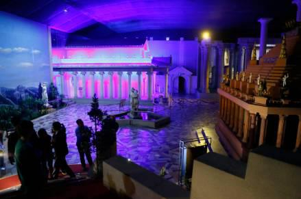 　　再附送一个世界八大奇迹馆展品：古希腊三美神……