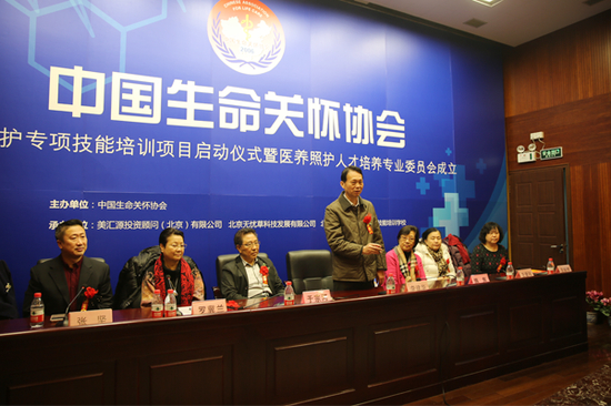 图为李建华致辞